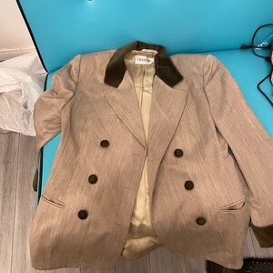 80s vintage alert! Dopp Women's Tan Blazer with Black Accents